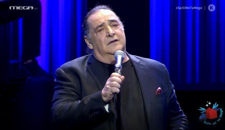 Βασίλης Καρράς: «Ασ’ την να λέει» σε μια από τις συγκινητικές στιγμές της βραδιάς