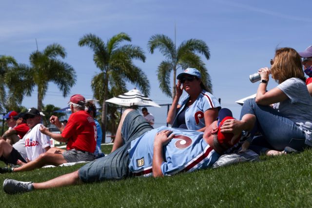 ΗΠΑ : Οι αμερικανοί ξανακερδίζουν τις ζωές τους μετά τη χαλάρωση των μέτρων – Επιστρέφουν σε κινηματογράφους, μπαρ και γήπεδα