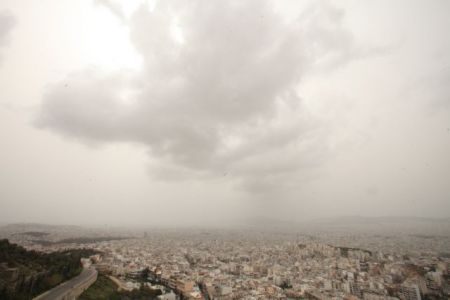 Καιρός : Τοπικές βροχές και αφρικανική σκόνη τη Δευτέρα – Δείτε σε ποιες περιοχές
