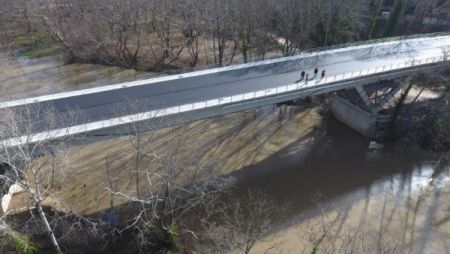 Ξανά σε κυκλοφορία η γέφυρα Πηνειού στα Τέμπη