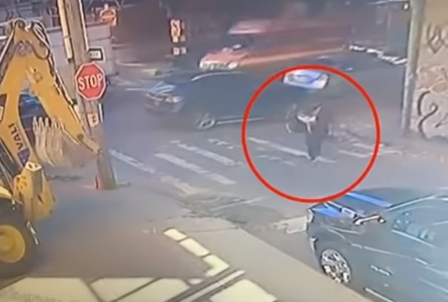 Σοκάρει βίντεο: Κοιτούσε το κινητό της και σκοτώθηκε