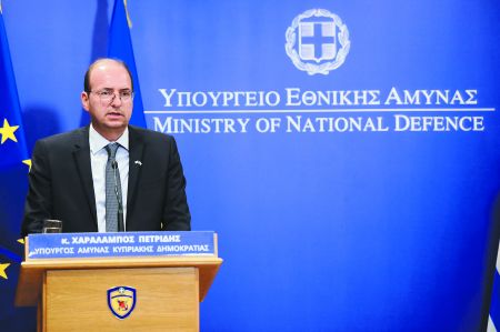 Ο υπουργός Αμυνας της Κύπρου Χαράλαμπος Πετρίδης στο «Bήμα» : «Δεν μπορούμε να ζούμε υπό καθεστώς απειλής»