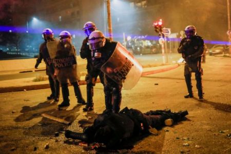 Νέα Σμύρνη : Οδομαχίες και πρωτοφανή επεισόδια – Η στιγμή της επίθεσης στον αστυνομικό – Τον χτυπούσαν επί 2,5 λεπτά