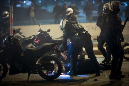 Νέα Σμύρνη : Μάχες σώμα με σώμα – Ξυλοκοπούσαν για 2,5 λεπτά τον αστυνομικό
