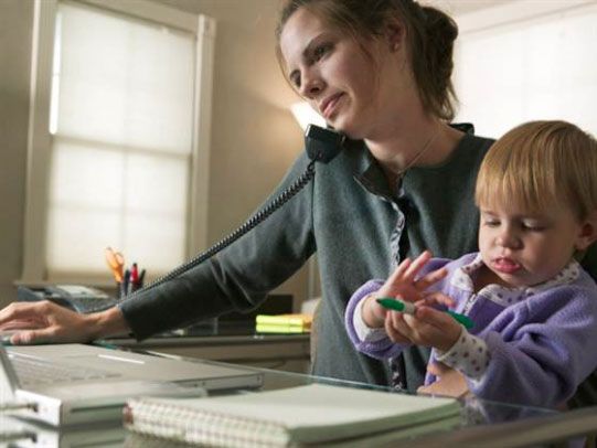 Κορωνοϊός – Eρευνα : Δύο στις πέντε εργαζόμενες μητέρες σκέφτονται να εγκαταλείψουν τη δουλειά τους