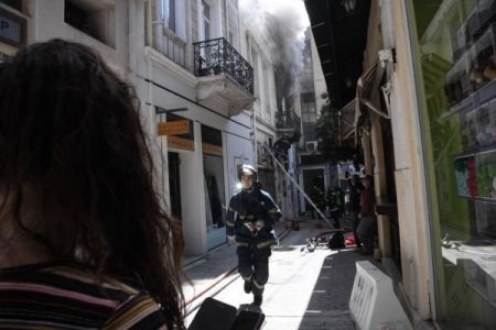 Φωτιά σε κτίριο στο κέντρο της Αθήνας