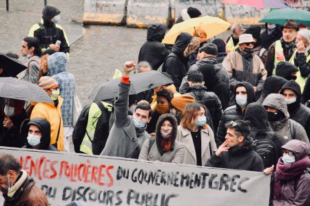 «Πονάω, ως εδώ» – Στους δρόμους οι Γάλλοι για την αστυνομική βία στην Ελλάδα