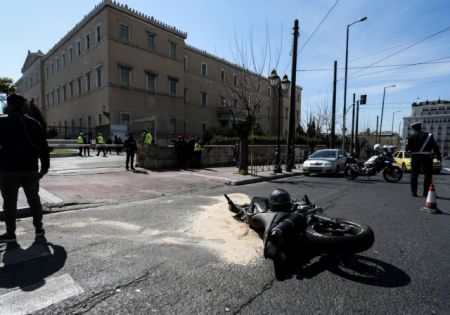Οργή για τη διαχείριση του θανατηφόρου τροχαίο έξω από τη Βουλή