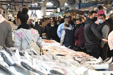 Καθαρά Δευτέρα : Κοσμοσυρροή στη Βαρβάκειο για τα ψώνια της τελευταίας στιγμής