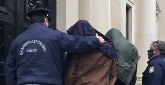 Πάτρα : Στον εισαγγελέα οι 4 συλληφθέντες για το κορωνοπάρτι στο Μιντιλόγλι | tovima.gr