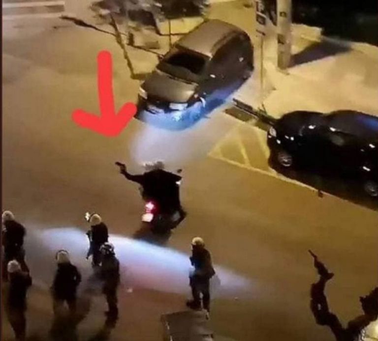 Τα γάντια του κι όχι όπλο κρατάει ο αστυνομικός στην Νέα Σμύρνη | tovima.gr