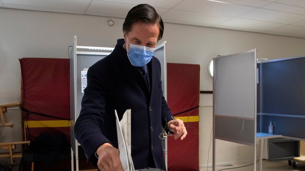 Ολλανδία: Προβάδισμα για το κόμμα του Μαρκ Ρούτε στις βουλευτικές εκλογές