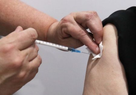 AstraZeneca: Πέντε περιστατικά θρόμβωσης στη Βρετανία μεταξύ 11 εκατ. εμβολιασμένων