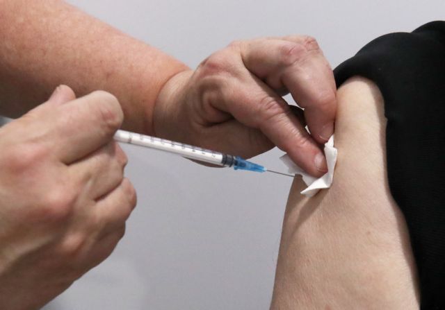 AstraZeneca: Πέντε περιστατικά θρόμβωσης στη Βρετανία μεταξύ 11 εκατ. εμβολιασμένων | tovima.gr