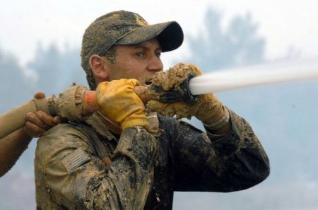 Πέραμα : Φωτιά σε σκάφος σε ιδιωτικό ναυπηγείο