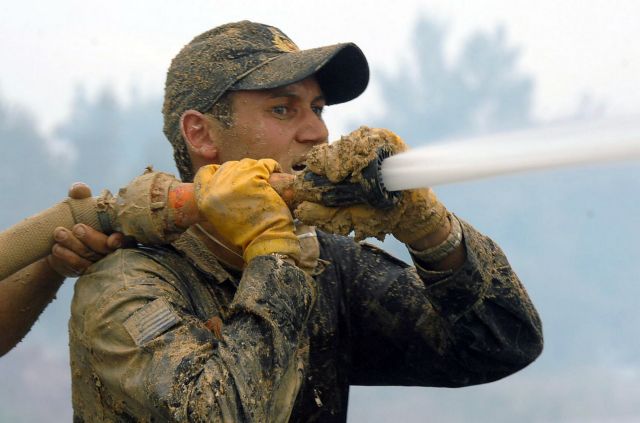 Πέραμα : Φωτιά σε σκάφος σε ιδιωτικό ναυπηγείο