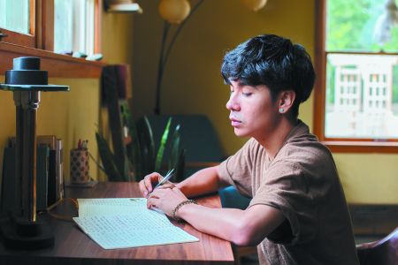 Οσιαν Βουόνγκ: Ο 33χρονος ποιητής που «μαγεύει» την Αμερική