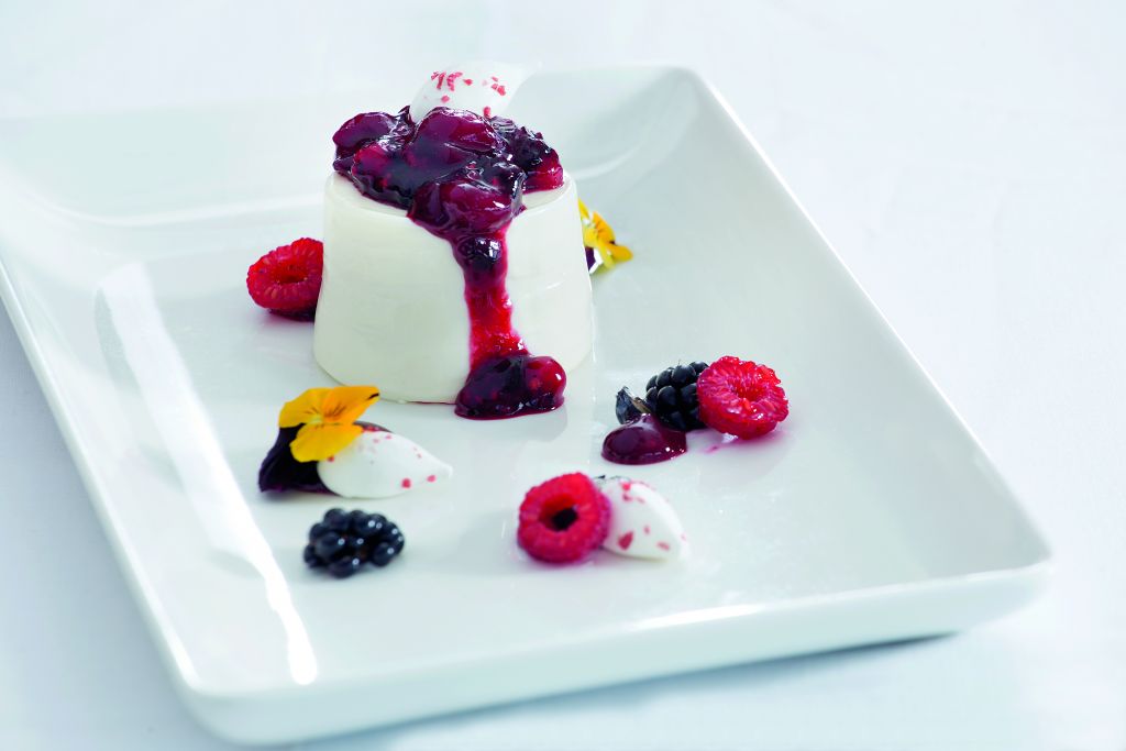 Πανακότα γιαουρτιού Ελασσόνας με φρούτα του δάσους