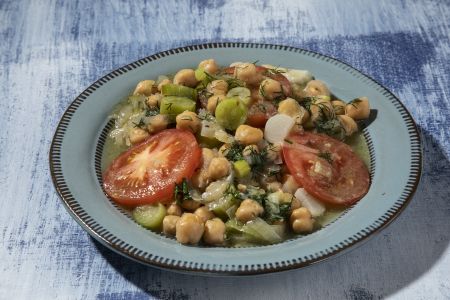 Ρεβίθια με τσιγαριαστά χορταρικά