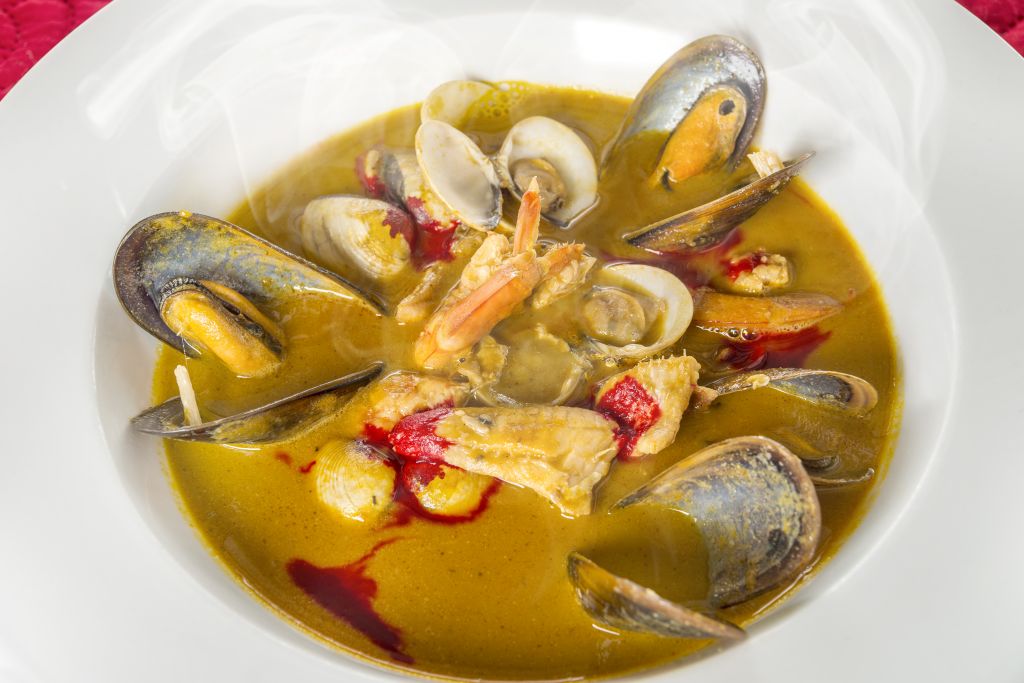 Σούπα με χάβαρα (κυδώνια), μύδια και γαρίδες