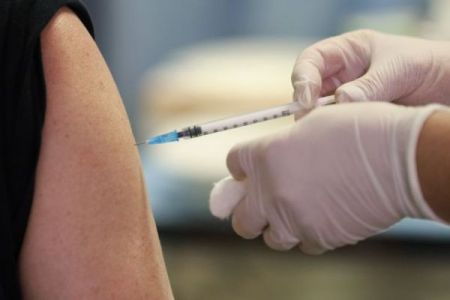 Εμβολιασμοί : Ανοίγει η πλατφόρμα για τις ευπαθείς ομάδες – Ποιοι και πότε ακολουθούν