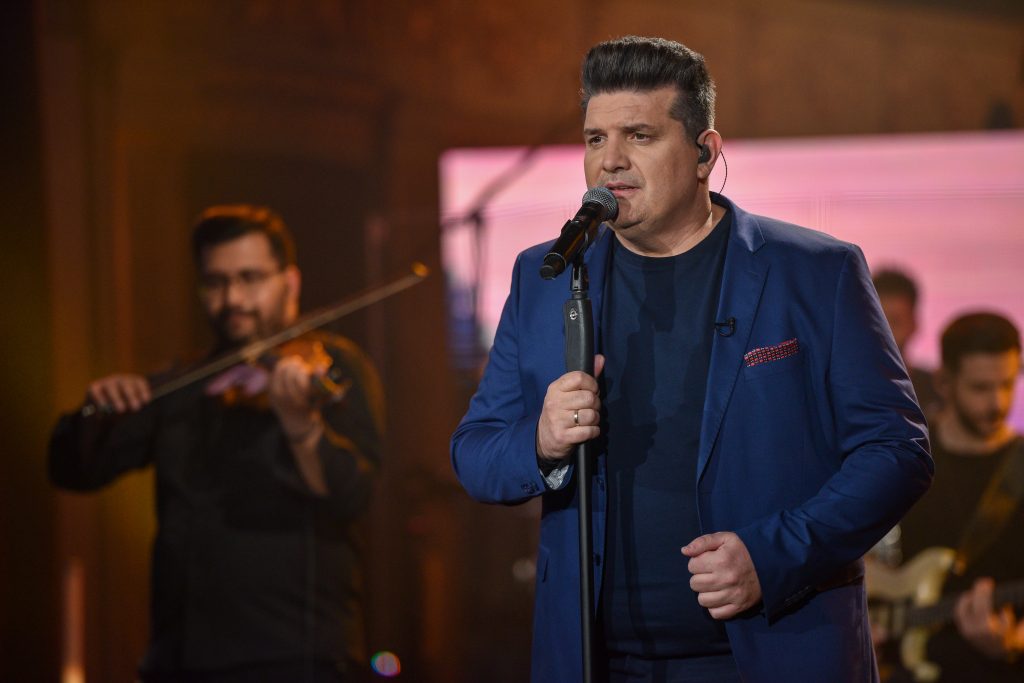 «Σπίτι με το MEGA»: Δείτε πρώτοι μουσικό απόσπασμα με τον Γιάννη Καψάλη