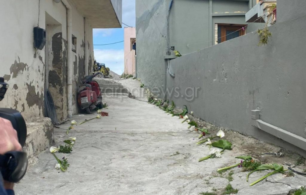 Θρήνος στην Κρήτη : Λουλούδια στον δρόμο που θα περάσει η σορός του μικρού Ζαχαρία