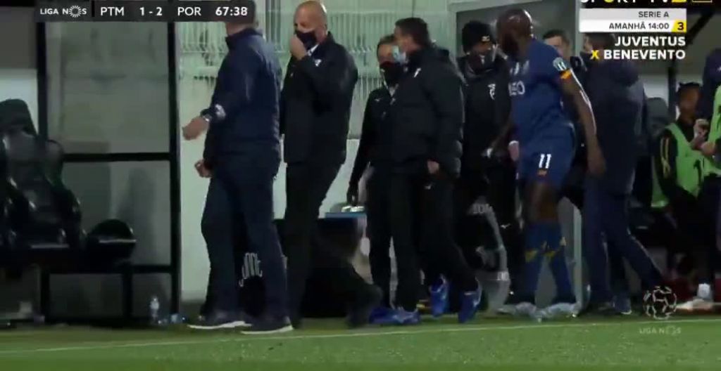 Aποβολή για Κονσεϊσάο στο Πορτιμονένσε – Πόρτο και οκτάλεπτη διακοπή