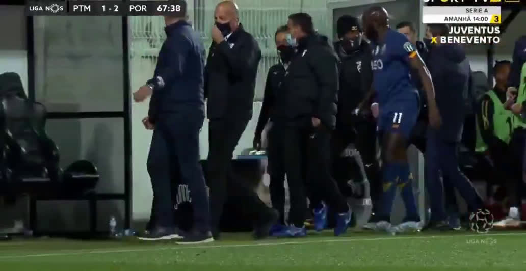 Aποβολή για Κονσεϊσάο στο Πορτιμονένσε – Πόρτο και οκτάλεπτη διακοπή