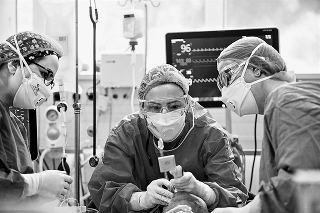 Χαμένοι στη… μετάφραση των μέτρων ενώ η Covid επελαύνει