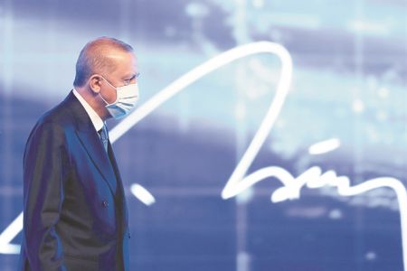 Η καταρρέουσα λίρα απειλεί να συμπαρασύρει τον Ερντογάν