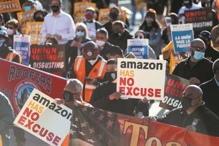Ο ανελέητος πόλεμος του «Mr. Amazon» στον συνδικαλισμό