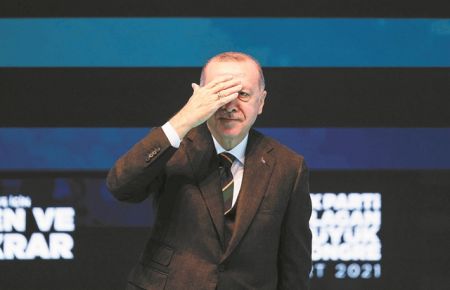 Ο Ερντογάν μεταξύ σφύρας και άκμονος