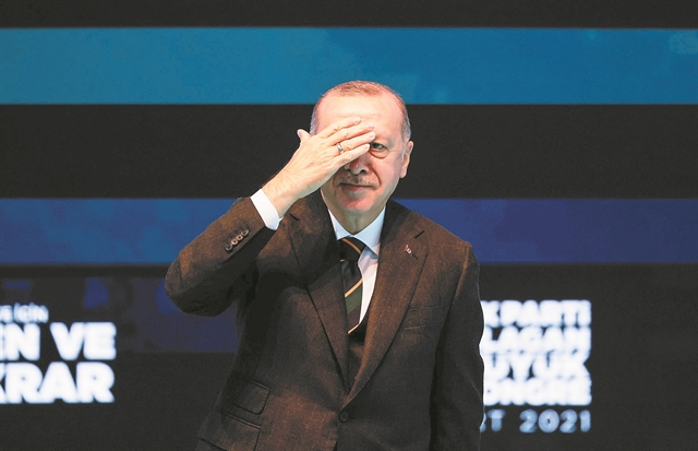 Ο Ερντογάν μεταξύ σφύρας και άκμονος