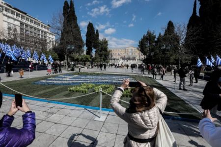 Όλα έτοιμα για την αυριανή παρέλαση – Εντυπωσιακά πλάνα της πλατείας Συντάγματος από drone