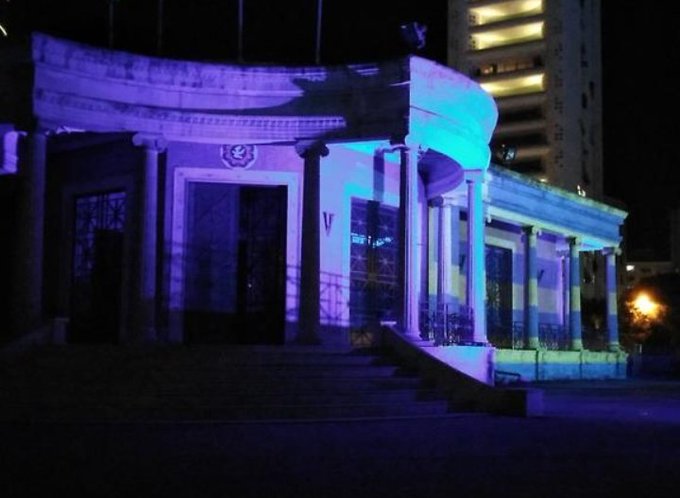 25η Μαρτίου : Η υφήλιος στα χρώματα της γαλανόλευκης