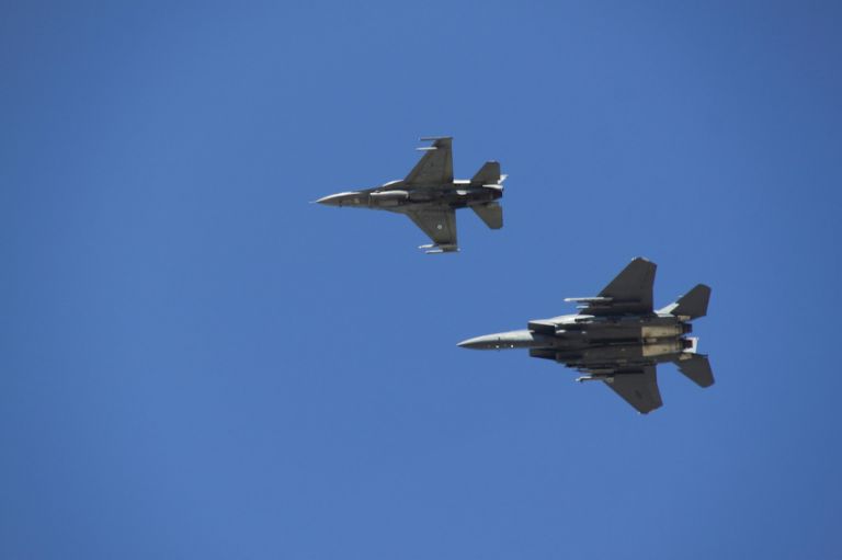 Προκλητικές παραβιάσεις τουρκικών F-16 στο Αιγαίο ανήμερα της 25ης Μαρτίου | tovima.gr