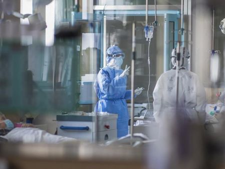 Κορωνοϊός: Ανησυχία για την πίεση στα νοσοκομεία και τους ανεμβολίαστους – Τι θα γίνει με την έξοδο του Αυγούστου