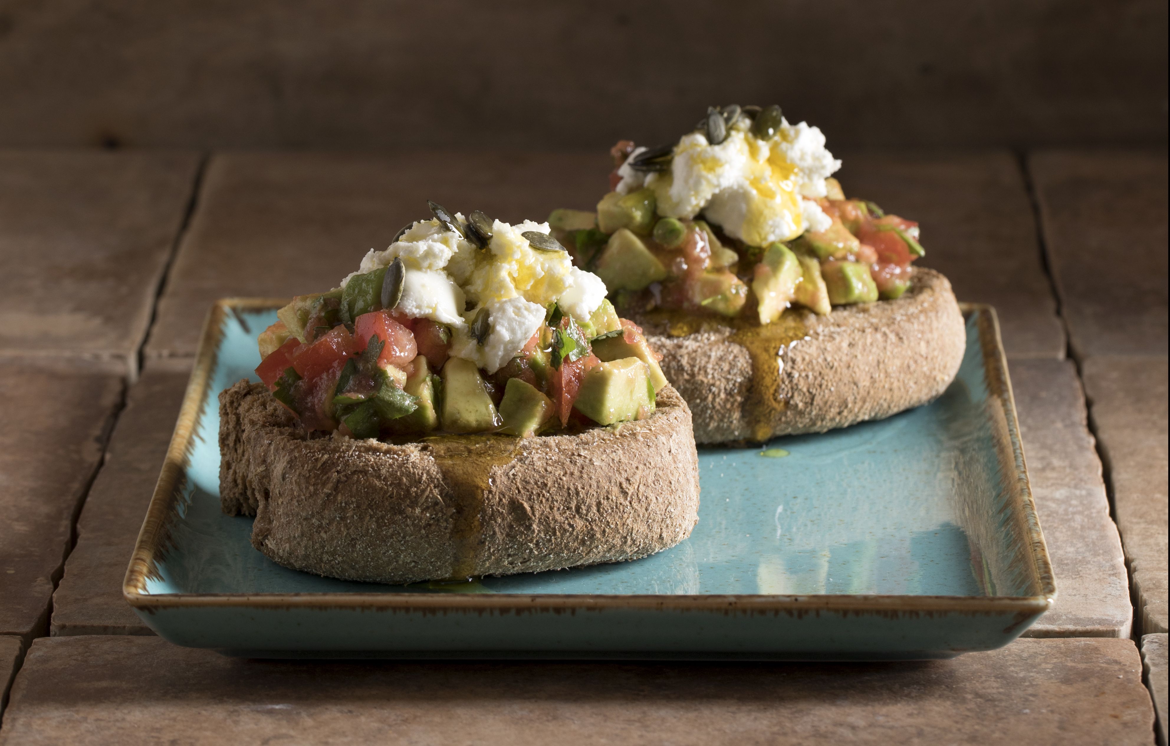 Ντάκος με αβοκάντο, ξύγαλο και κόλιανδρο