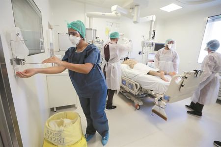Κορωνοϊός : Χαραμάδα ελπίδας για αποκλιμάκωση της πανδημίας – Πότε θα αναπνεύσουν τα νοσοκομεία