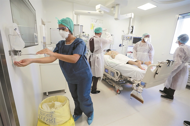 Κορωνοϊός : Χαραμάδα ελπίδας για αποκλιμάκωση της πανδημίας – Πότε θα αναπνεύσουν τα νοσοκομεία | tovima.gr