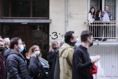 ΝΔ για έκρηξη κρουσμάτων στη Ν. Σμύρνη: Όσοι διοργανώνουν συναθροίσεις ρισκάρουν τη δημόσια υγεία