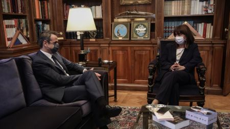 Μητσοτάκης: Επιθυμούμε να επιστρέψουμε στην κανονικότητα με ασφάλεια – Προτεραιότητα στους μαθητές για τα self test