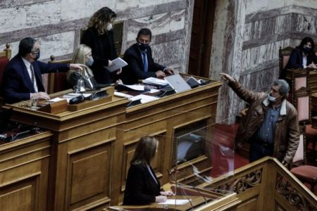 Εκτός ελέγχου ο Πολάκης στη Βουλή: «Μη μου κουνάς το δαχτύλι» – «Είσαι άσχετος»
