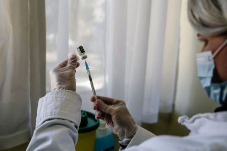 ΕΟΦ για τον θάνατο της 65χρονης μετά το εμβόλιο: «Δεν φαίνεται να σχετίζεται με αυτό»