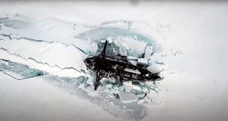 Πυρηνικά ρωσικά υποβρύχια αναδύονται από τους πάγους σε θεαματικό βίντεο από την Αρκτική