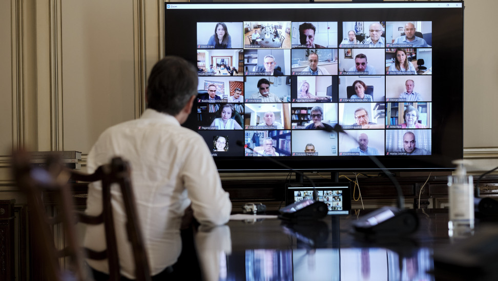 Ποιος πιέζει τους λοιμωξιολόγους;