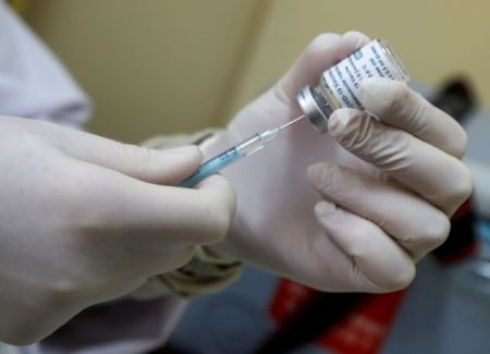 ΕΟΦ: Τι απαντά στις καταγγελίες καθηγητή για τις παρενέργειες των εμβολίων