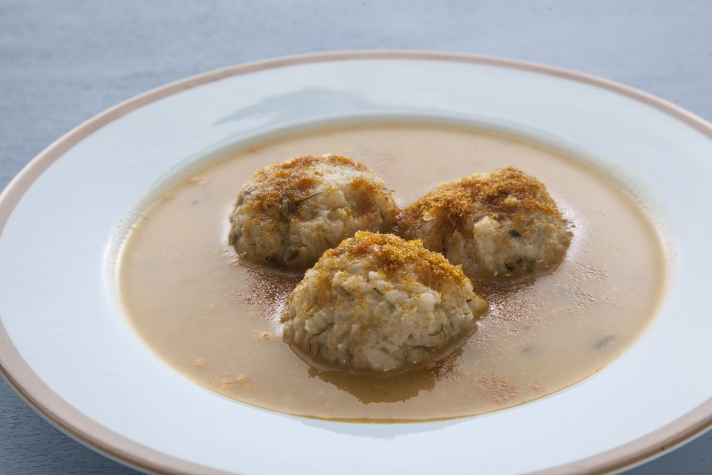 Κακαβιά βελουτέ και γιουβαρλάκια θαλασσινών