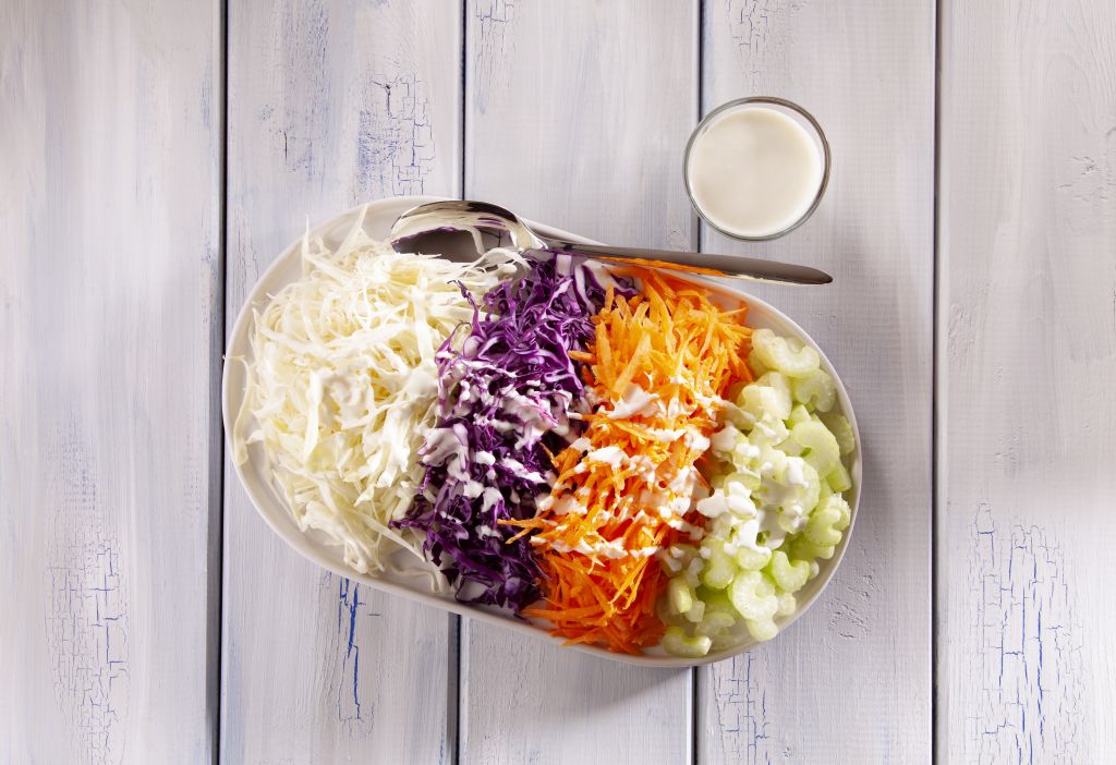Coleslaw με μοβ και άσπρο λάχανο, σέλερι και καρότο